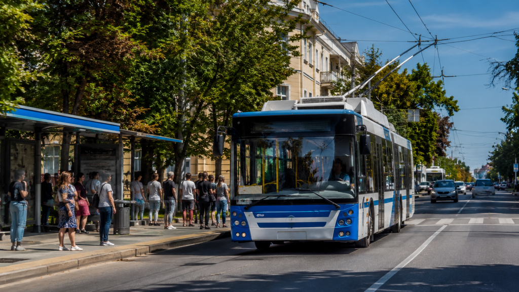 Зупинки тролейбуса у Вінниці — пасажири очікують транспорт